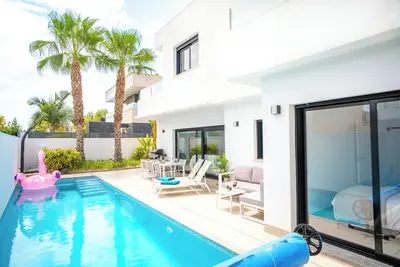 Image de Beautiful villa with pool within walking distance to the beach and restaurants.