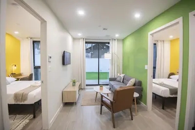 Image de A Gem in the Heart of Queens: 2 Bed + 2 Bath with Large Backyard