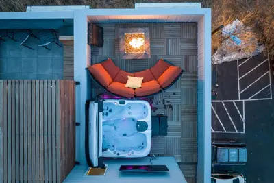 Image de Stylish Lakehouse in Denver with Rooftop Hot Tub, Sauna, Mountain Views, Garage