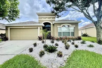 Image de An affordable immaculate Home in a gated, safe and quiet community!