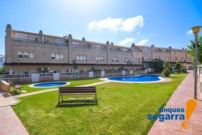 Image de Maison jumelée à El Francàs, avec piscine et air conditionné