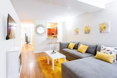 *Bright Modern 2 Br Walk-in Apt*