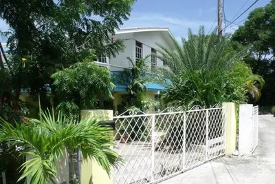 Spacious ground floor apartment close to beaches, bars and restaurants
