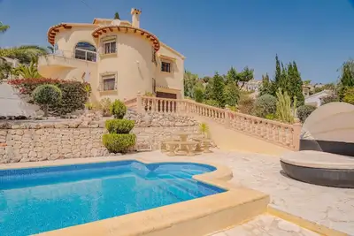 Image de Villa ensoleillée à flanc de colline avec piscine