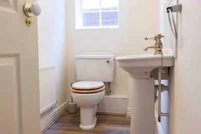 Image de A spacious 5 bedroom house close to local attractions and amenities