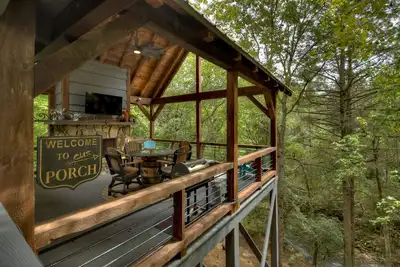 Image de Cozy Creek welcomes pets to its tranquil waters, offering fishing, swimming, a hot tub, outdoor fireplace, fire-pit, and WiFi