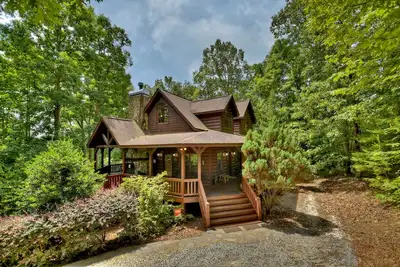 Image de At Fireside Lodge, experience pet-friendly luxury with a majestic mountain vista, hot tub, outdoor fireplace, firepit, pool table, and seamless WiFi