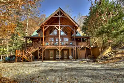 Image de Waterfall Lodge: Family-sized cabin with hot tub, pool table, outdoor fireplace, pet-friendly, secluded location, and ample hiking trails nearby