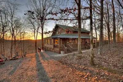 Image de Discover Treetop Getaway -Pet-friendly retreat with panoramic mountain views, hot tub, firepit, fenced yard, WiFi, and a game-room