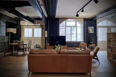 Image de Spacious studio apartment with 20th Century Modern design in an industrial space