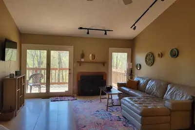 Image de Cozy and Relaxing. . . Just Steps To The Lake