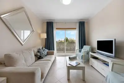 Image de Appartement de vacances \"Palmeiras Reais 110\" avec vue montagne, piscine chauffée partagée et Wi-Fi