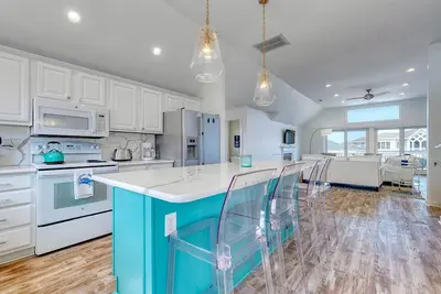 Image de Belle Of The Beach - 4bd, 2. 5ba - Sleeps 16 - Short walk to Bay!