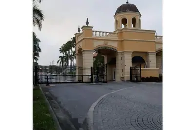 Image de Gated community Tampa Bay waters surrounding the area Outdoor swimming pool. Gym