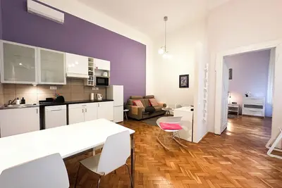 Image de Cute 1br Central Apartment with A/C - Purple House