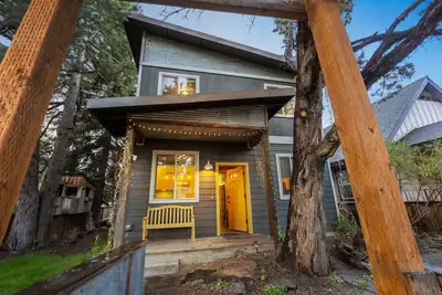 Image de Downtown Sisters Modern Home Ideal Location! Dogs!