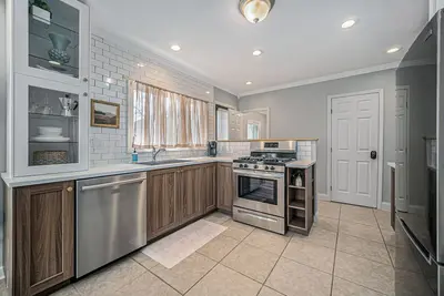 Image de Updated Modern & Spacious 2 bed Apartment Near Everything!