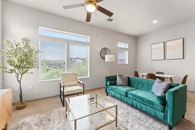 Image de Elegant 2br king suite, fast WiFi, 8 min to Dt