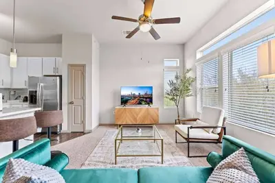 Image de Chic 2br king suite, fast WiFi, 8 min to Downtown