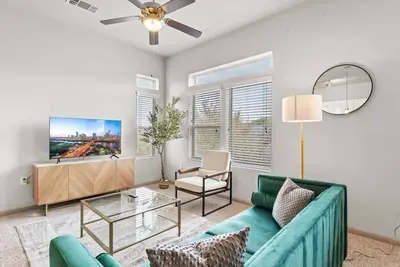 Image de Airy 2br king suite, fast WiFi, 8 min to Downtown