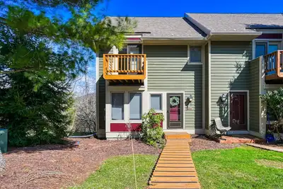 Image de Ski-in/ski-out townhome overlooking Deep Creek Lake with balcony
