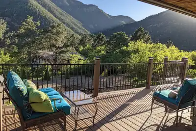 Image de Mountain family style home overlooking Pike's Peak national forest