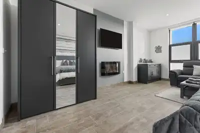 Image de Suite-Supérieure-Douche-Vue sur la cour