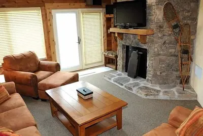 Image de Seven Springs Sunridge 2 Bedroom Standard Condo - Ski In/Out, Pet Friendly! by RedAwning