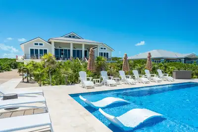 Villa Coral, Beachfront w/ Pool - Newly Built Designer Home