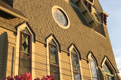 Image de Stunning Loft-y 1902 Former Gothic Chapel in Picture Postcard Seaside Village!