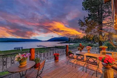 Image de 7 Bedroom/15 Beds, 6000 Sqft Log Cabin- Game Room - Lakefront with Dock