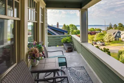 Image de Serene Tacoma Home w\/ Furnished Deck & Views!