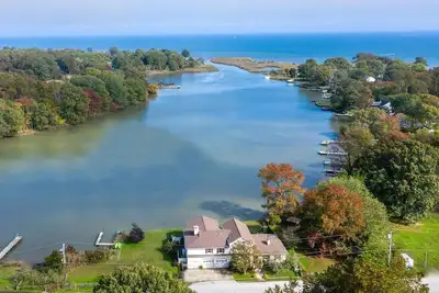 Image de Pristine Waterfront Home with Expansive Views.