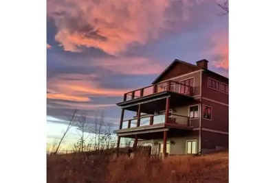 Image de Private walk out suite on farm with beautiful mountain views