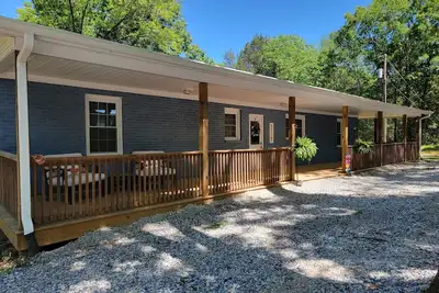 Image de Charming brick home set in the woods on 45 acres with pond and trails.