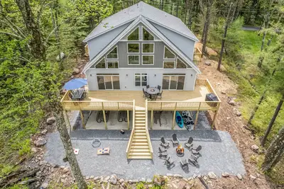 Image de Luxurious Chalet in Blakeslee: Game Room, Hot Tub, Lake Access, Fire pit