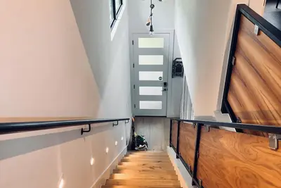 Image de Beautiful screened in porch!