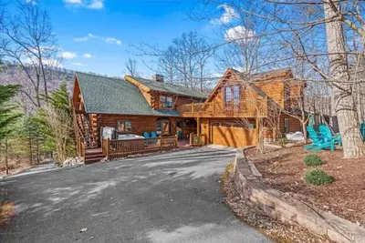 Image de Mountain Escape / 6br Cabin / Hot Tub / Billiards / Hike trail to Gw Natl Forest