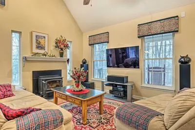 Image de Serene Bloomington Home: Deck & Forest Views