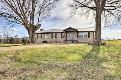 Family Home w/ Deck, 2 Mi to Lake Cumberland