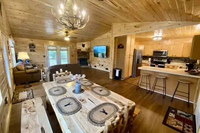 Image de Fully fenced yard/Swing Set/Hot Tub/Pet and kids friendly