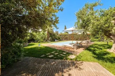 Image de Typical stone structure with private swimming pool a few steps from the town