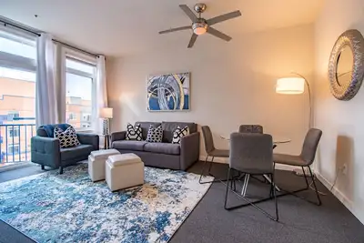 Image de Elegant Penthouse Studio with Parking!