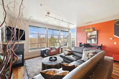 Image de #HabitueHomes - The Zen Den - Downtown Living!