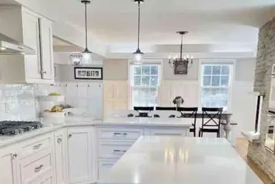 Image de Tranquil Convenient Location 6-bedroom Bright Modern Farmhouse Arcade Huge Yard