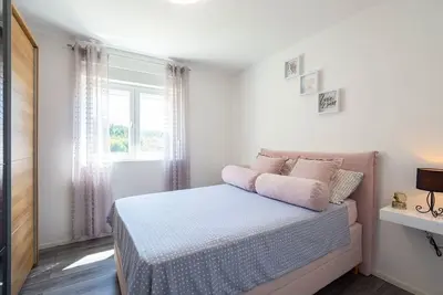 Image de Appartement de trois chambres avec la terrasse et la vue sur le mer Podstrana, Split (A-20835-a)