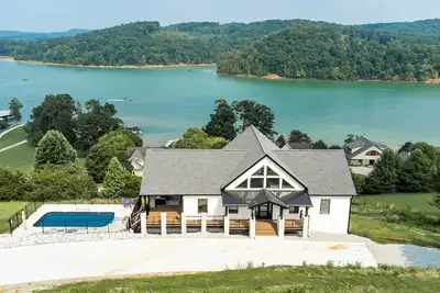 Image de Norris Lake Home with Heated Saltwater Pool and Hot Tub in Deerfield