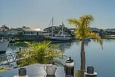 Image de Hosts on the Coast Boost Morale on the Canal