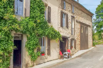 Image de Maison spacieuse avec piscine et jardin
