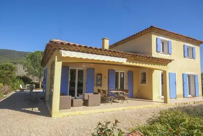 Image de Villa dans petit domaine avec piscine et tennis
